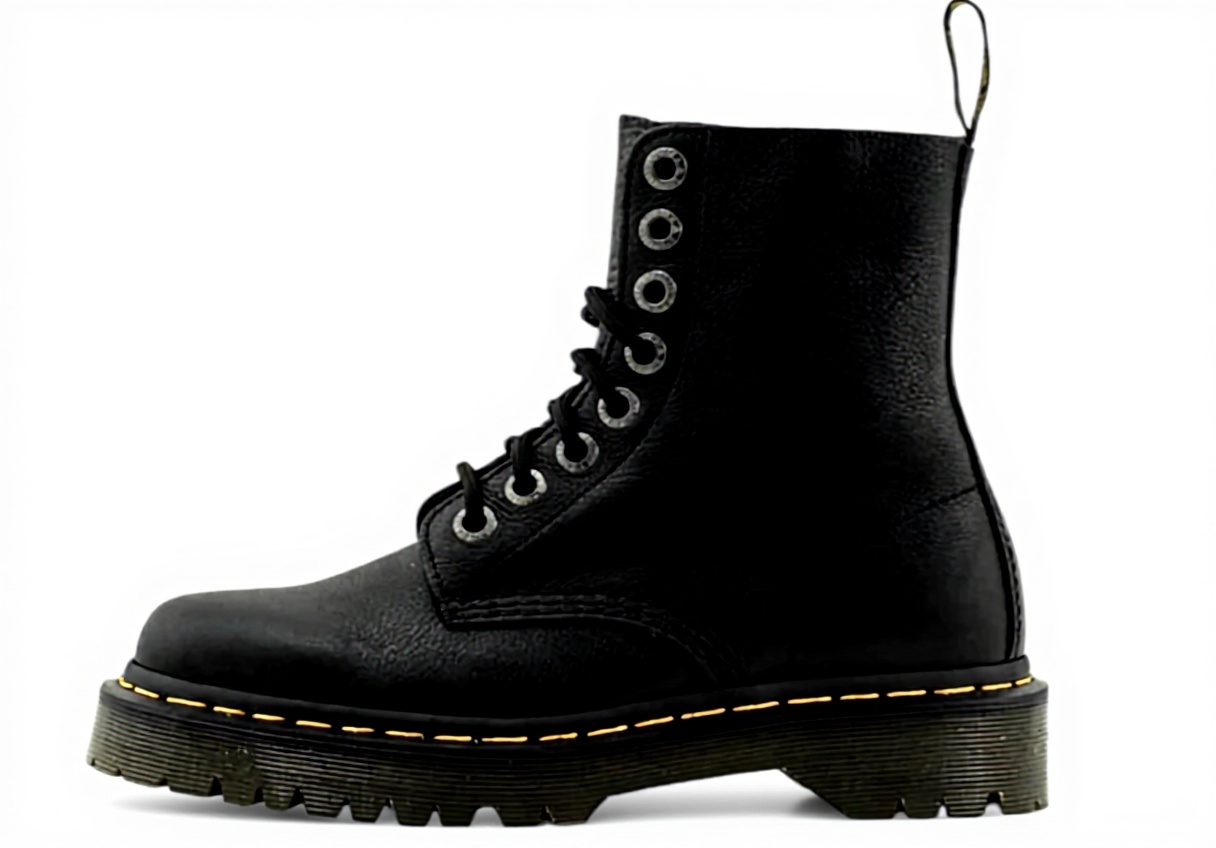 Bottes Dr Martens 1460 Pascal Bex hiver unisexes noir présentées de face sur un sol en pierre